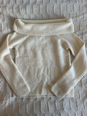 Offshoulder stickad topp - Mysig offshoulder stickad tröja från Gina tricot i storlek 158/164cm som motsvara en XS. Den är i nyskick och finns inga defekt! Älskar den verkligen jätte mycket men får ingen användning av den 