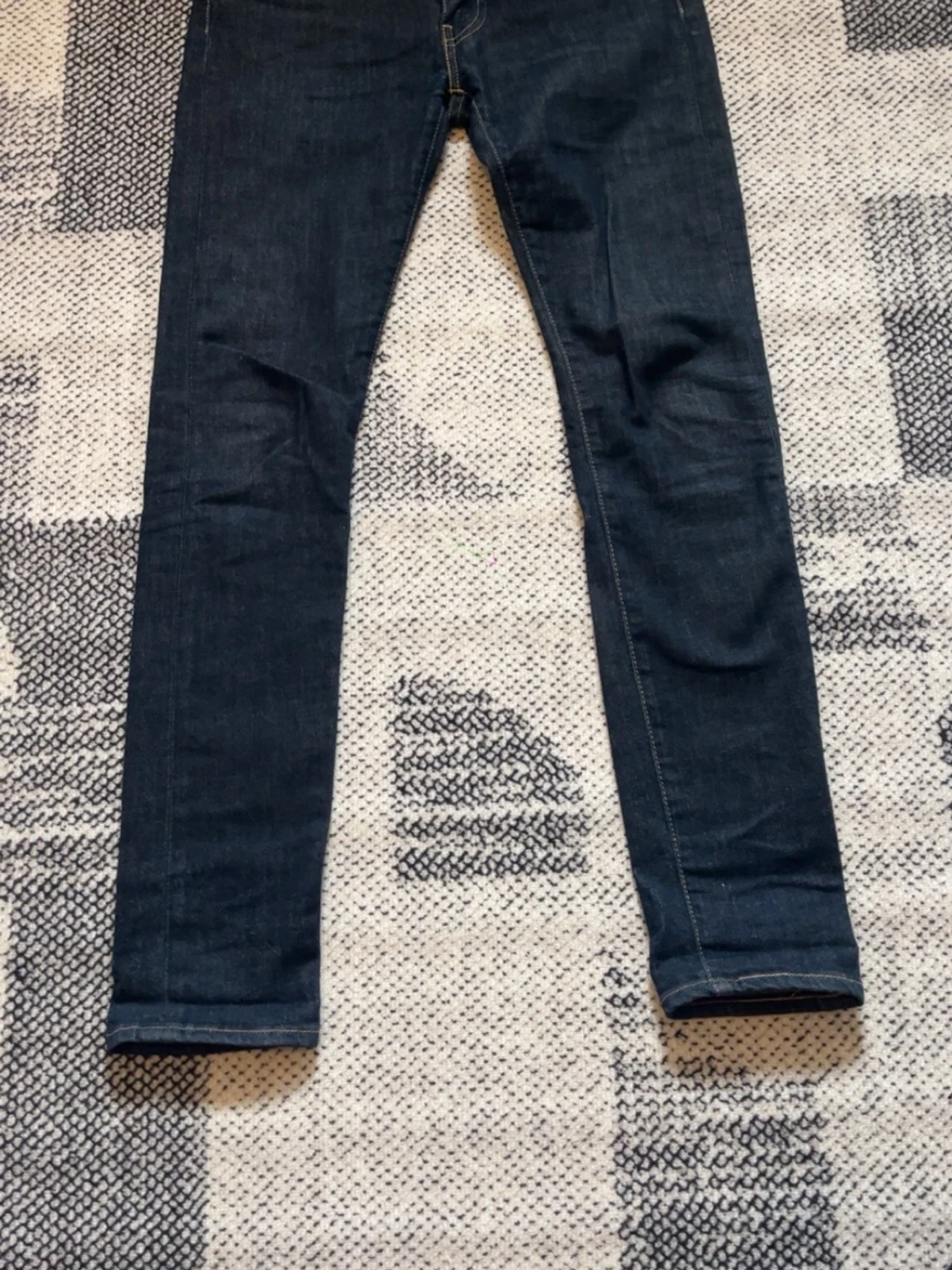 Mörkblå Levi’s jeans