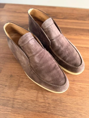 Loro Piana Skor - Säljer dessa Loro Piana Open Walk Loafers med äkthetsintyg → Färg: Bruna → Storlek: 44.5 → Skick: 3/5 → Levereras med Endast skor Hämtas upp i stockholm eller fraktas. Tveka inte på att skriva vid funderingar😊