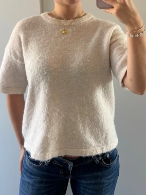 Stickad t-shirt med kort ärm - Mysig beige stickad t-shirt med korta ärmar och rund hals från selected femme. Den är i storlek xs men är lite oversized i passformen. Skriv vid frågor❤️