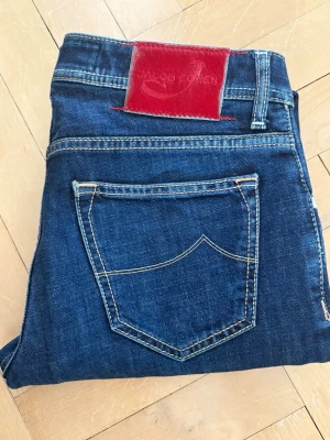 Jacob Cohën Jeans W31 - Hej! Säljer ett par Jacob Cohën 622 i storlek W31. Mörkblå jeans i mycket bra skick (nästan som nya).   Skick: 9/10  Nypris: ca 5200kr  Hör av dig vid frågor eller intresse!