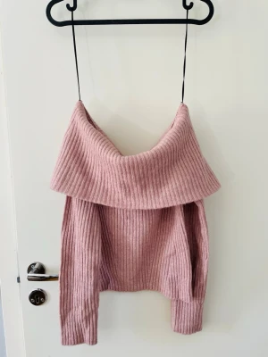 Rosa off shoulder stickad tröja - Rosa stickad tröja från H&M i storlek XS. Tröjan har en bred off shoulder-krage och ribbstickad struktur. Funkar även som stl S.
