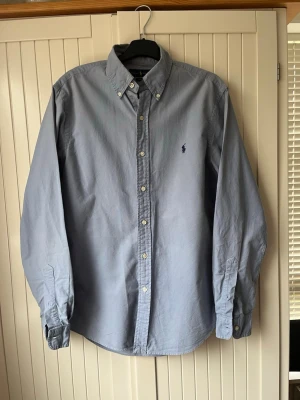Blå skjorta Ralph Lauren - Klassisk ljusblå skjorta från Ralph Lauren. Slim passform som funkar både till M/L. Skriv i DM om ni har något som du funderar över 🥂