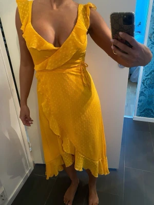   Gul omlottklänning -  Fin gul omlott klänning från Cubus i storlek 36. Perfekt till sommaren