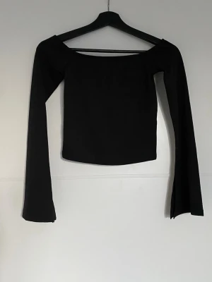 Svart topp - Svart off shoulder topp med utsvängda armar, endast använd en gång