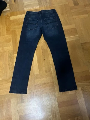 Mörkblå raka jeans från Regular 13y - Snygga mörkblå jeans med raka ben från Regular. Klassisk femficksmodell med subtila slitningar och normal midja. Jeansen är tillverkade i ett mjukt denimtyg som ger en bekväm passform och passar perfekt till en avslappnad stil. Str 13y. Aldrig använda!