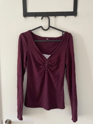 Topp - Elena Gilbert inspirerad  - Vinröd långärmad topp med djup v-ringning med insydd spets. Elena Gilbert inspererad topp.