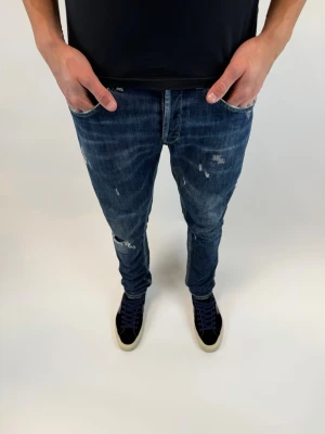 Dondup Jeans George  - Dondup Jeans George! Trendigaste jeansen på marknaden.  Ny pris= 4000 kr Säljs för= 1199 kr (Modellen har original slitningar från fabrik vilket är väldigt eftertraktat och populärt)
