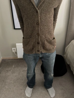 Stickad cardigan från Ralflauren - Säljer nu en väldigt unik Ralflauren cardigan väldigt bra skick och den är fin till fina tillfällen hör av er! Kan passa storlek M 