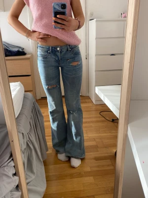 Jeans med hål  - Säljer dessa jeans med ege gjorda hål på, ifrån HM i storlek 36💕jag är 170 cm 