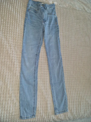 Perfect jeans gina tricot  - Molly highwaist jeans petite storlek, jag är 162 och dom sitter perfect på mig🍑🌺 storlek XS