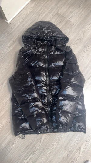 Jacka som liknar moncler Maya - Säljer en svart, glansig jacka som liknar moncler. Säljes då jag köpt en annan. Inga defekter eller liknande.