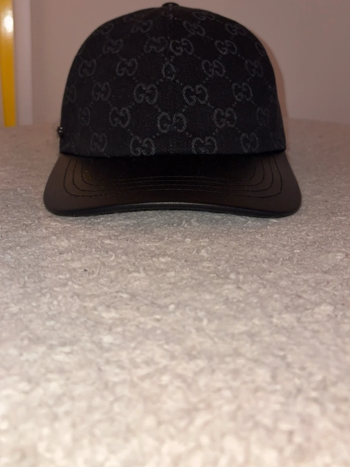 Svart keps från Gucci med GG-mönster