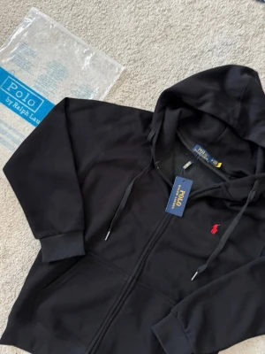 Ralph Lauren Zip Hoodie - Storlek M - Ny & Oanvänd - En Fin, helt ny, oanvänd och populär Ralph Laureb Zip Hoodie ✅  Den är väldigt skön och är storlek M ✨   Skickas samma dag som köp! 📦   Påsen kommer också med på köpet! 🤩 
