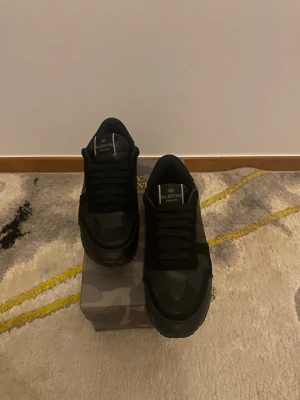 Svarta Valentino rockrunners  - 9.5/10 skick bra kvalité, dessa Valentino skorna är bara för 800kr just nu! Priset kan diskuteras för serösa köpare, Fler information och bilder privat. 