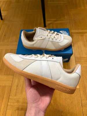 Adidas BW Army - Brand new adidas BW Army in the color Cloud White. The shoes are unused and come with original tags and box. 