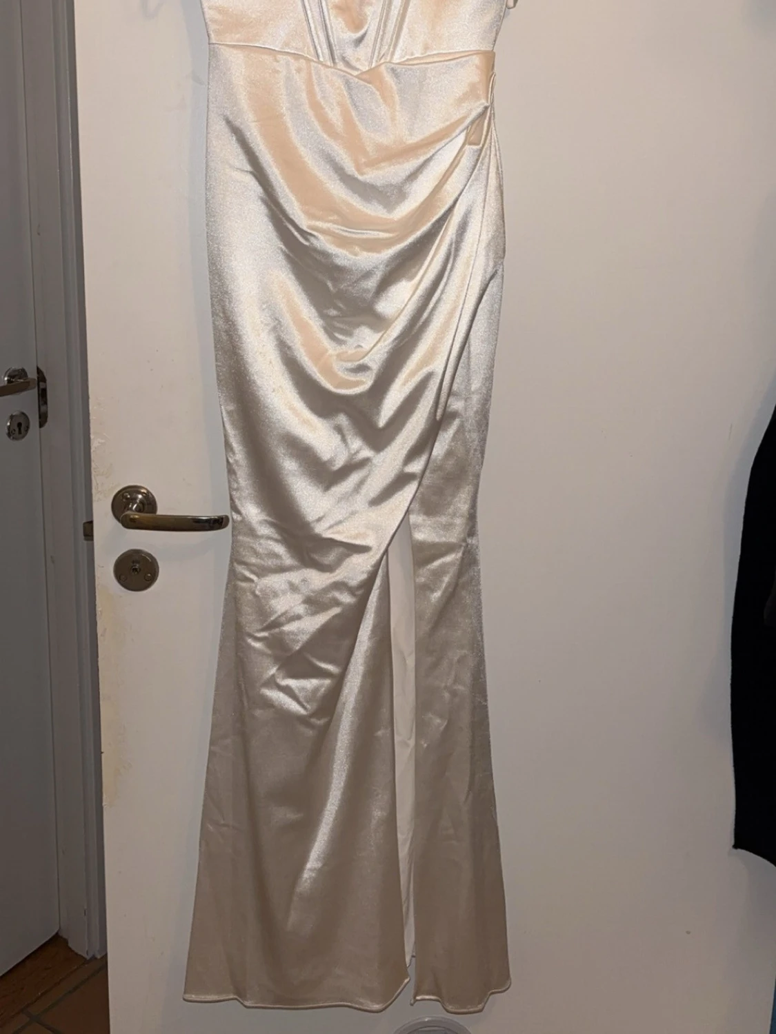 Vit axelbandslös balklänning med slits - 4
