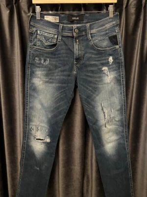 Replay anbass hyperflex  - Replay anbass hyperflex - skick 9,5/10, nästan nyskick! - storlek 29/34 - modellen på bilden är 177 och väger 60kg, dom sitter bra, men är lite långa - sjukt feta slitningar och skön stretch - hör av er vid frågor🙌