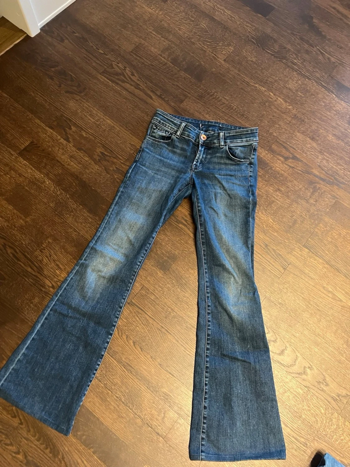 Blå bootcut jeans med slitningar
