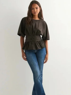 Neo noir blus  - Säljer denna jätte fina bruna blus från neo noir (slutsåld). Bara kommit till användning 1 gång, skicket är som nytt🫶den har en dragkedja på sidan, skulle säga att det är åt det mindre hållet i storlek 🌸 ( nypris 599) hör gärna av er innan ni köper