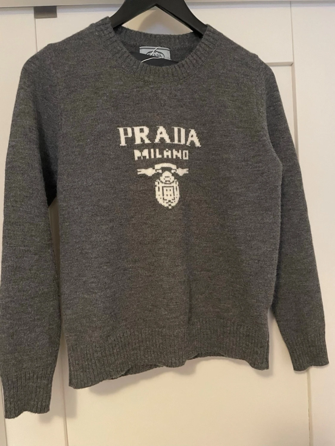 Grå stickad tröja från Prada
