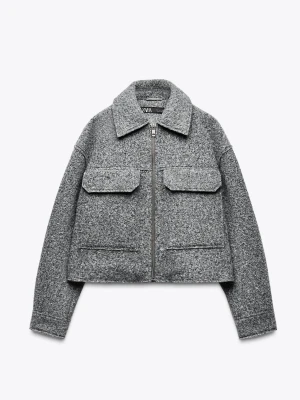 Grå vårjacka från Zara - Stilren grå vårjacka från Zara.  Dragkedja framtill och klassisk krage ger en modern look. Perfekt att bära över en hoodie eller t-shirt för en avslappnad vibe. Använd max 5 gånger