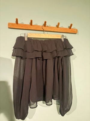 Svart offshoulder volangblus Gina Tricot - Storlek 146/152!