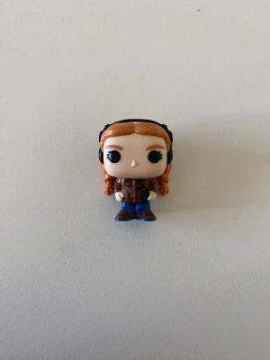 Stranger things kinder joy Max - Stranger things kinder joy Max. Man får inte med något choklad. Figuren är i nyskick.