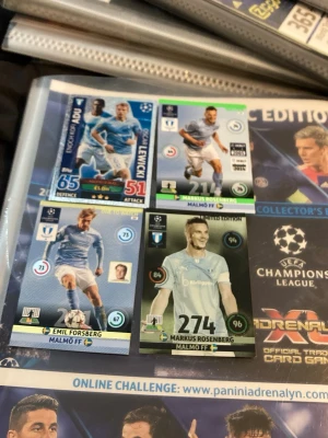 Samling Malmö FF fotbollskort - Säljer en samling fotbollskort från Panini Adrenalyn XL med spelare från Malmö FF. Korten har färgstarka designer, spelarstatistik och klubbmärke. Perfekt för dig som gillar att samla på fotboll eller är Malmö FF-supporter. Korten är i plastfickor i en pärm.