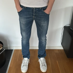 Dondup jeans  - Säljer snygga dondup jeans | Storlek: 32 - Skicket på jeansen är väldigt bra utan defekter (9/10) - Nypris: 4000 - Mitt pris: 649kr modellen är 183cm och väger 75kg