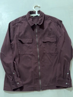 Overshirt - En vinröd/brun overshirt i storlek Large