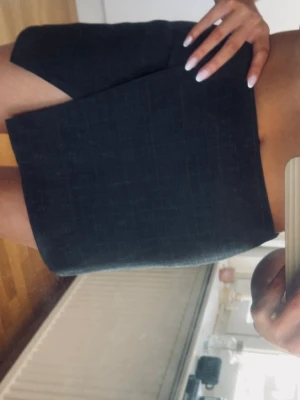 Kostym kjol - Skit snygg kjol med inbyggda short från mango💞