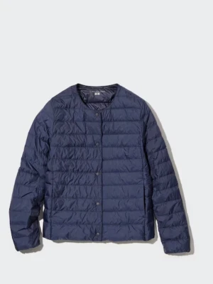 Jacka - Superfin jacka från Uniqlo! Jackan är i färgen NAVY och är slut på hemsidan❣️ Jackan är tyvärr lite skrynklig eftersom den har legat i påsen som tillhör jackan men annars i fint skick. Perfekt jacka nu för våren och sommaren!