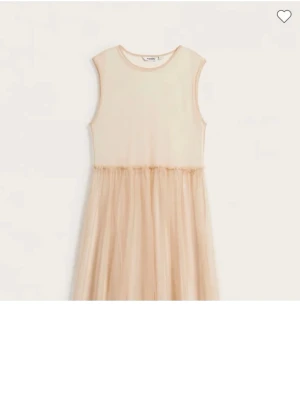 Klänning - Säljer en elegant beige långklänning med ärmlös design och rund hals. Klänningen har ett flowy, transparent lager i kjolen som ger en drömmig look. Perfekt för dig som gillar en stilren och romantisk vibe. Prislappen kvar nypris 499 kr 