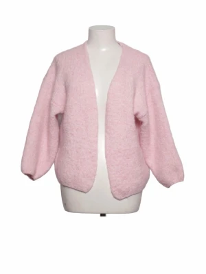 Ljusrosa fluffig kofta - Mysig ljusrosa kofta med öppen front och ballongärmar. Koftan är stickad i ett fluffigt material som ger en avslappnad och trendig look. Perfekt att slänga över en t-shirt för en chill vibe. Köpt för 400kr o använt 2ggr.