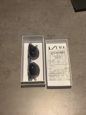 Grey solglasögon  CHIMI 01 -  Kommer i originalförpackning med kvitto och tillbehör.