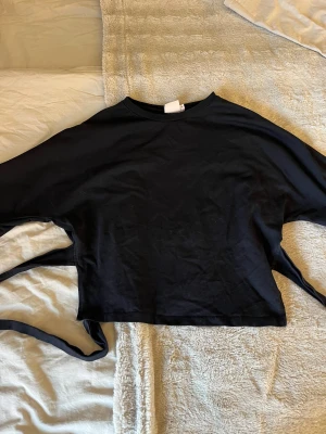 Topp med knyt i ryggen - Super fin topp med knyt i ryggen från Nelly i storlek s🫶🏼