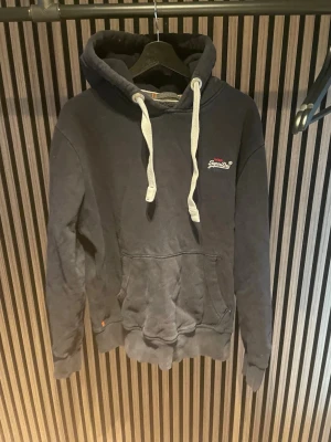 Superdry hoodie  - Säljer nu en superdry hoodie i storlek L | mycket fint skick utan defekter |  kom dm för flera frågor eller funderingar!