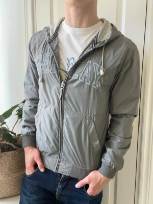 Replay vindjacka unik  - Replay vindjacka unik tror den är vintage tbh. Inga defekter! Modellen i bilderna är 180 cm 75 kg och bär Storlek M , Kom med frågor! 🌟 (Kan gå ned i pris vid köp av paket 😉) 