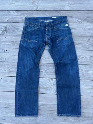 Vintage Replay Jeans - Vintage straight leg jeans.  Brand: Replay Tagged size: 34/32  Waist (flat): 46cm Length: 106cm Leg opening: 21cm  Follow my profile for 10% off your purchase!  More jeans available on my profile.  Nr: 55
