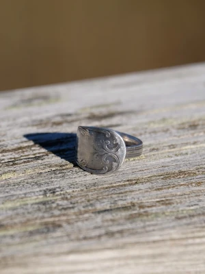 Silvrig ring med gravyr - Unik ring i silverfärg som är tillverkad av ett gammalt skedhandtag. Ringen är handgjord och gjord i nysilver. Ca 19 mm i diameter.