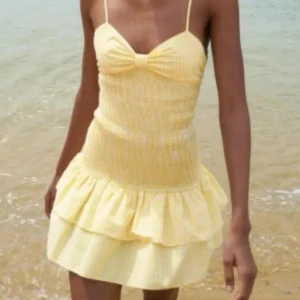 Söt gul klänning - super söt och eftertraktad klänning ifrån Zara, använd fåtal gånger🤍storlek M men liten i storlek så passar xs/s