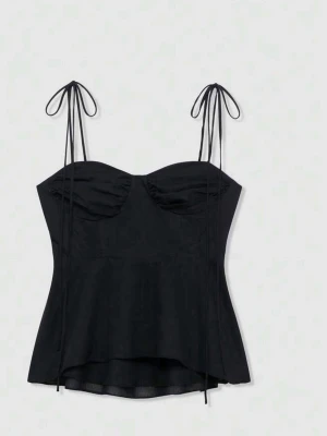 Svart linnetopp med knytband - Snygg svart linnetopp med tunna axelband som knyts upptill. Toppen är i st L men själv har jag S-M men de sitter fortfarande fint då man kan knyta så de passar vem som helst. Denna är även helt oanvänd❤️