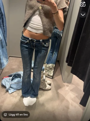 Blå bootcut jeans med broderade detaljer - Rakt över låret=20(20x2), 36 rakt över ”midjan” (36x2) Innerbenslängd:78 Storlek:w25=xs Jag är 165 och de är lite för långa för mig. Små hål vid bakfickorna.