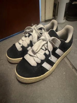Adidas Campus svarta sneakers - Säljer ett par Adidas Campus sneakers i svart. Storlek 37 1/3. Nästan som nya. Pris kan diskuteras. 