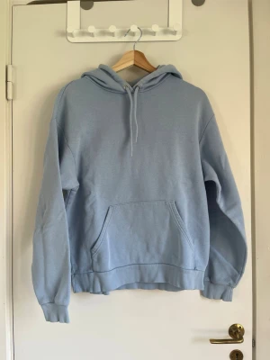 Hoddie från monki - I fint skick, storlek xs