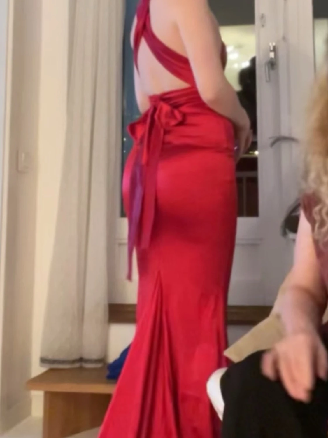 Röd långklänning med öppen rygg