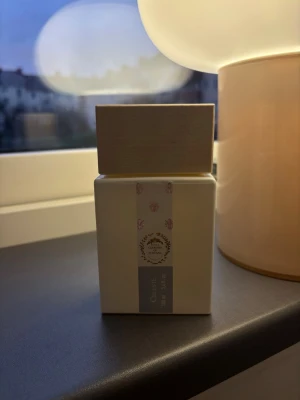 Celeste - Giardini Di Toscana - Öppningen, baserad på Dihydromyrcenol, ger omedelbart en känsla av ljus och modern friskhet. Hjärtat avslöjar sin huvudnot: violen, som skänker doften dess rena, eteriska och poetiska identitet. Basen av vanillin och ambroxan förlänger slöjan med en omslutande mjukhet, som balanserar den inledande fräschören med elegans och hållbarhet. Andra bilden visar hur mycket det finns kvar.