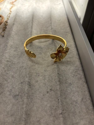 Cuff armband IOAKU - Snyggt guldigt Cuff armband från IOAKU från kollektionen La Fleur! Aldrig använt! 