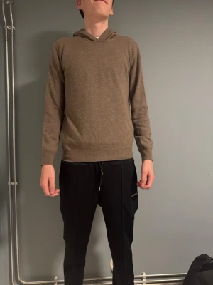   Oscar Jacobson Merinoull hoodie  - Tjena säljer en helt ny Oscar Jacobson merinoull hoodie i färgen beige/brun. Aldrig använd, nypris ligger runt 1600kr! Hör gärna av er vid fler frågor eller funderingar. Mvh